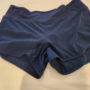 Lululemon 4 in hotty hot shorts Suze 10